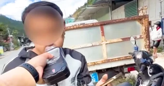 Tài xế xe máy ‘phồng mồm’ né kiểm tra nồng độ cồn ở Lào Cai