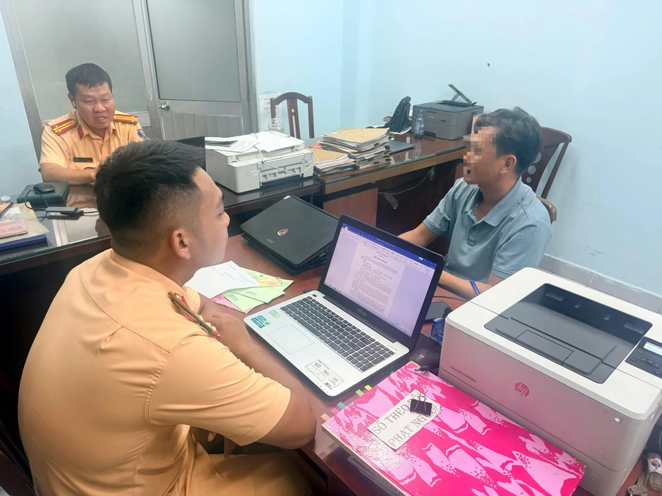 Tài xế xe tải đi ngược chiều bị CSGT TP.HCM phạt 19 triệu nói... do nhìn nhầm Tài xế xe tải đi ngược chiều bị CSGT TP.HCM phạt 19 triệu nói... do nhìn nhầm