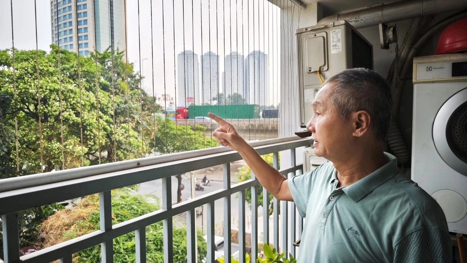 Tận nơi 12 cây hoa sữa nở rộ quanh một chung cư Hà Nội: Vì sao người dân phải đóng kín cửa, xịt nước lên cây?