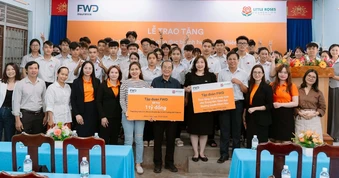 Tập đoàn FWD tiếp sức học sinh Khánh Hòa vượt khó sau bão lũ với gói hỗ trợ 1 tỷ đồng