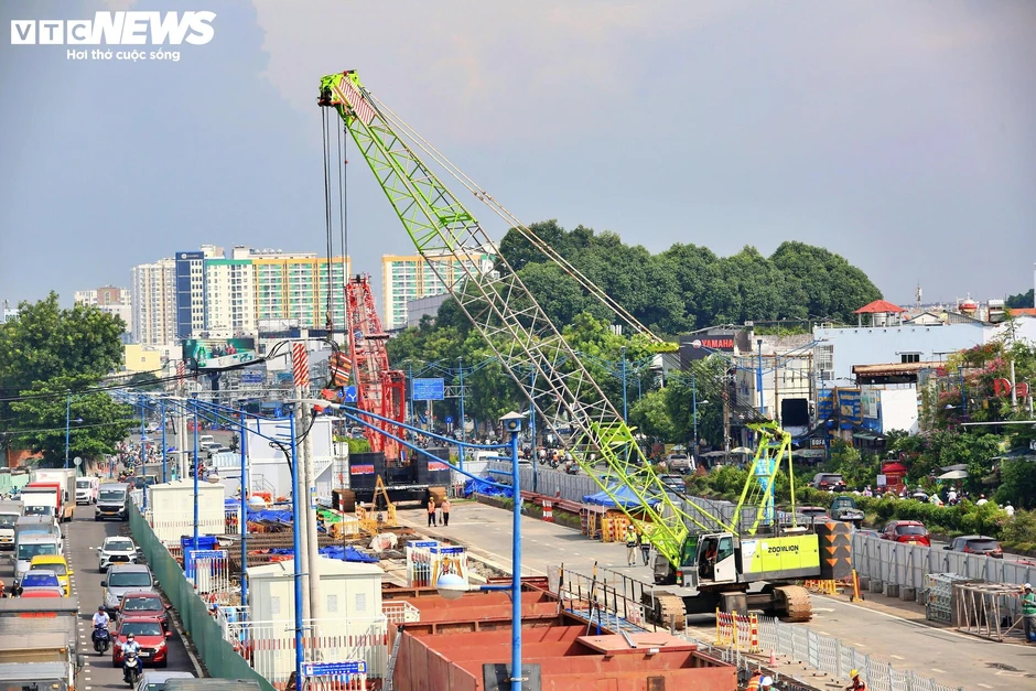 Tấp nập thi công ga ngầm đầu tiên của metro Bến Thành - Tham Lương