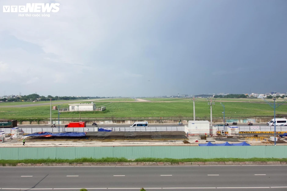 Tấp nập thi công ga ngầm đầu tiên của metro Bến Thành - Tham Lương