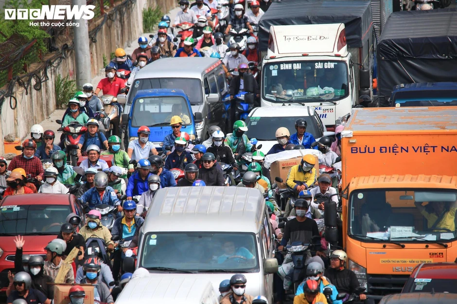 Tấp nập thi công ga ngầm đầu tiên của metro Bến Thành - Tham Lương