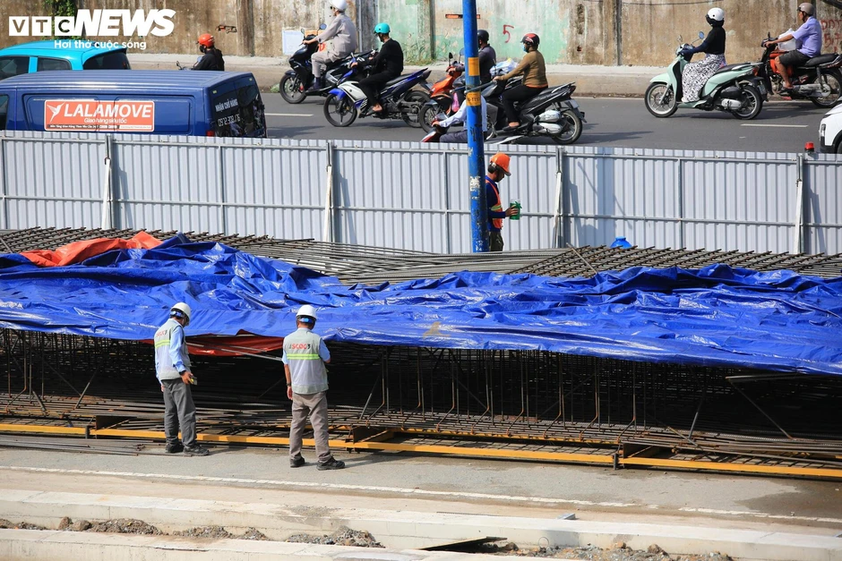 Tấp nập thi công ga ngầm đầu tiên của metro Bến Thành - Tham Lương