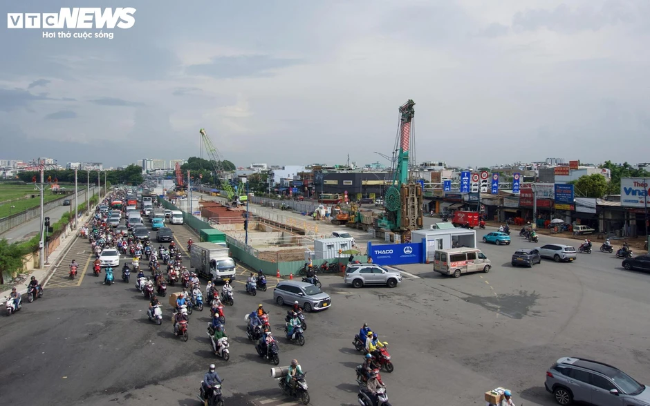 Tấp nập thi công ga ngầm đầu tiên của metro Bến Thành - Tham Lương