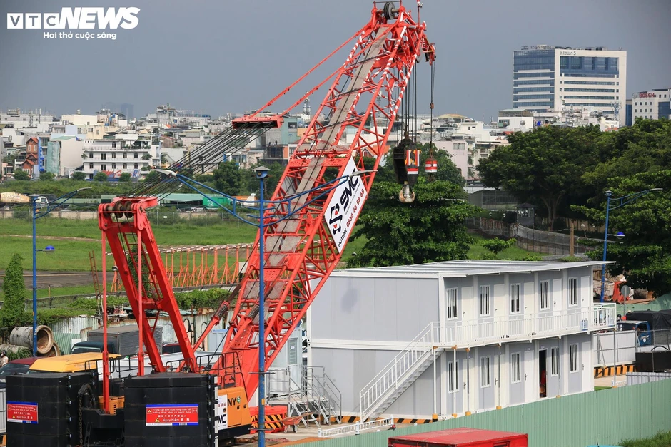 Tấp nập thi công ga ngầm đầu tiên của metro Bến Thành - Tham Lương