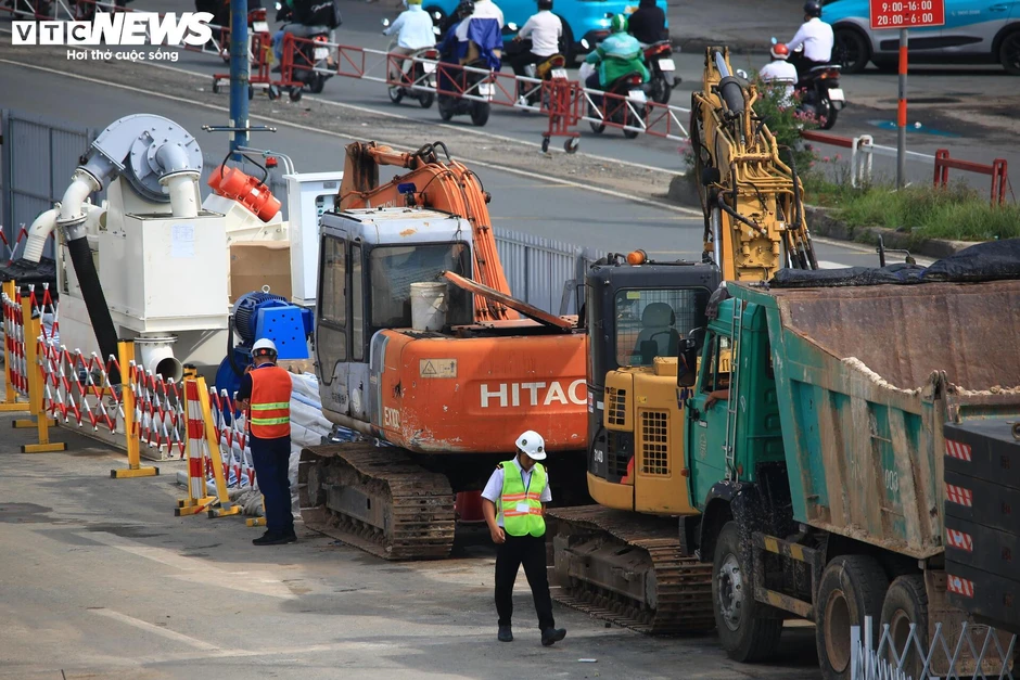 Tấp nập thi công ga ngầm đầu tiên của metro Bến Thành - Tham Lương