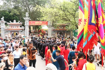 Tàu '5 cửa ô' lần đầu xuất hiện tại Lễ hội Đền Đô