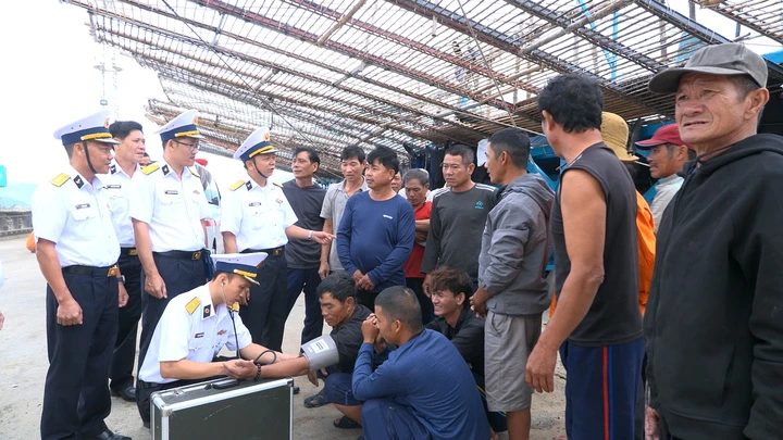 Tàu Hải quân đưa 36 ngư dân Quảng Ngãi gặp nạn vào bờ an toàn Tàu Hải quân đưa 36 ngư dân Quảng Ngãi gặp nạn vào bờ an toàn