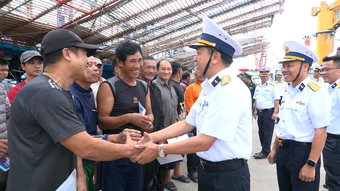 Tàu Hải quân đưa 36 ngư dân Quảng Ngãi gặp nạn vào bờ an toàn