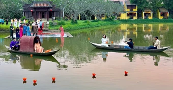 Thả 65 hoa đăng tưởng niệm thảm họa da cam tại Bảo tàng Áo dài