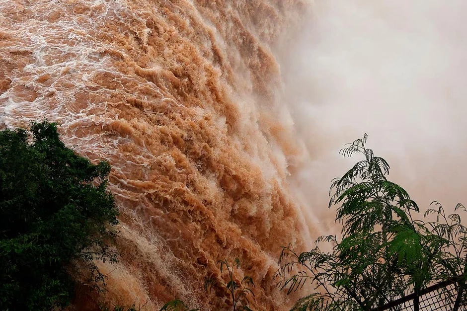Thác nước Iguazu cuồn cuộn với hơn 12 triệu lít nước đổ xuống mỗi giây