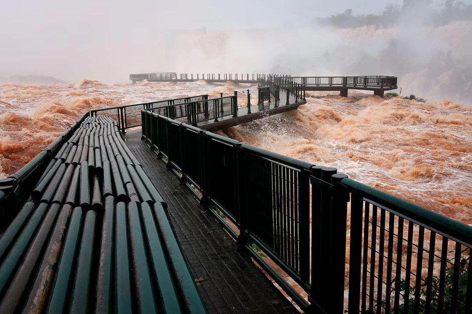 Thác nước Iguazu cuồn cuộn với hơn 12 triệu lít nước đổ xuống mỗi giây