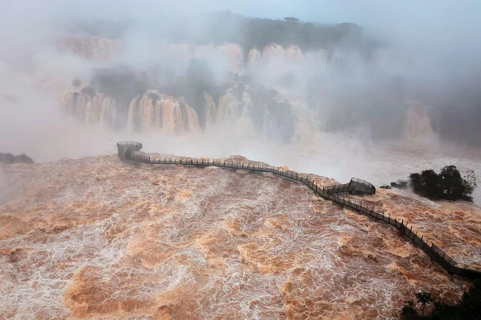 Thác nước Iguazu cuồn cuộn với hơn 12 triệu lít nước đổ xuống mỗi giây