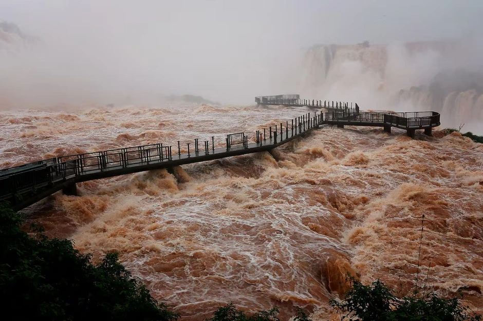 Thác nước Iguazu cuồn cuộn với hơn 12 triệu lít nước đổ xuống mỗi giây