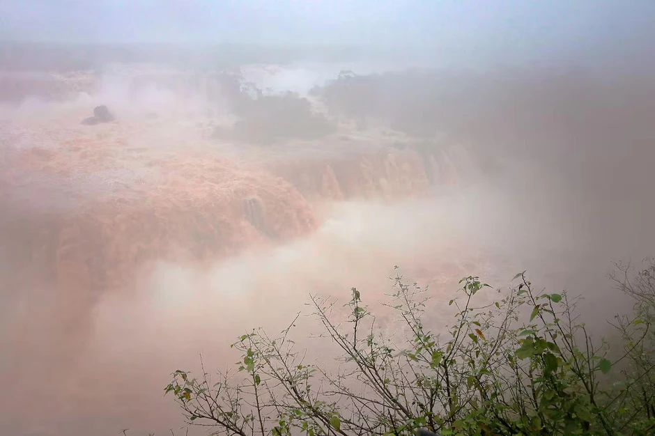 Thác nước Iguazu cuồn cuộn với hơn 12 triệu lít nước đổ xuống mỗi giây
