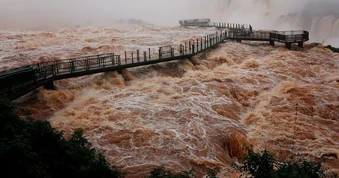 Thác nước Iguazu cuồn cuộn với hơn 12 triệu lít nước đổ xuống mỗi giây