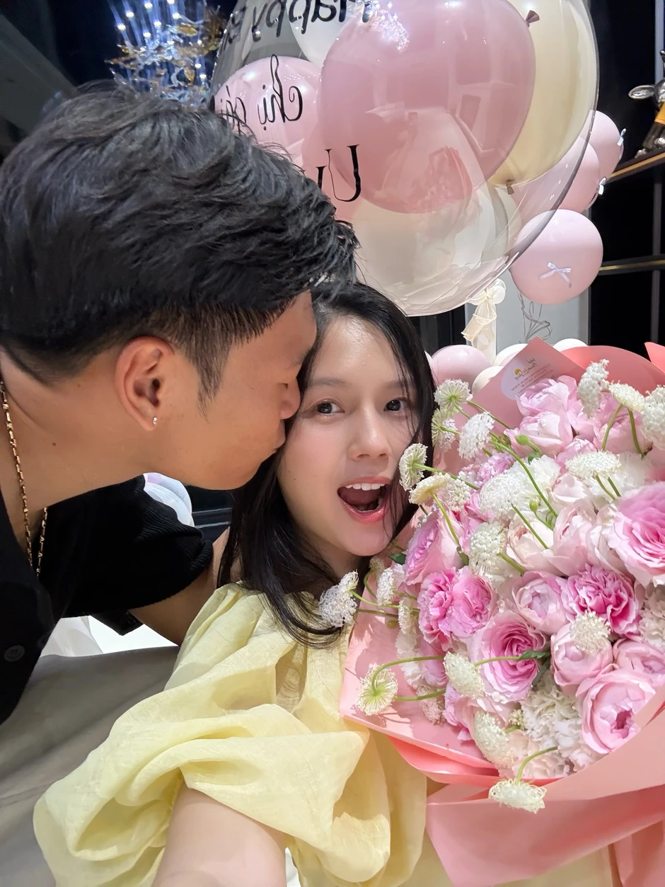 Thành Chung tổ chức sinh nhật ngọt ngào cho bà xã - hotgirl Tuyên Quang Ngô Tố Uyên, nhan sắc "mẹ bỉm" sau sinh gây ngỡ ngàng