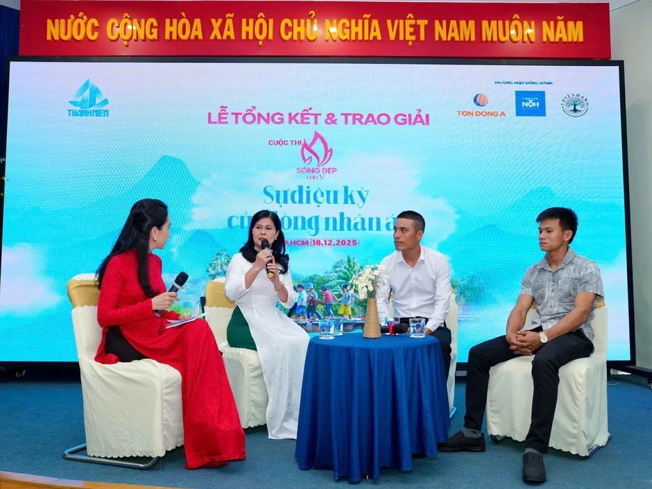 Thanh niên liều mình cứu hàng trăm người trong lũ dữ Thanh niên liều mình cứu hàng trăm người trong lũ dữ