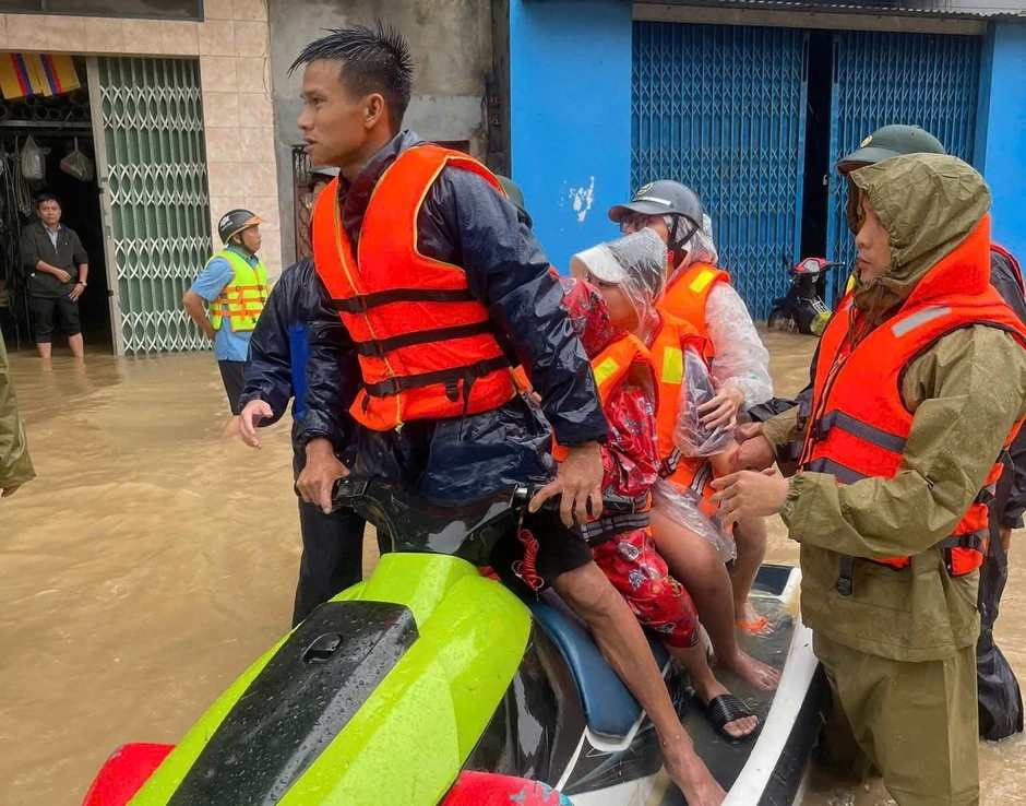 Thanh niên liều mình cứu hàng trăm người trong lũ dữ Thanh niên liều mình cứu hàng trăm người trong lũ dữ