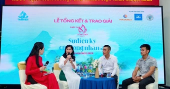 Thanh niên liều mình cứu hàng trăm người trong lũ dữ