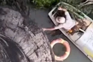 Thanh niên nhảy cầu được người dân ứng cứu rồi... rủ ăn sáng, uống cà phê Thanh niên nhảy cầu được người dân ứng cứu rồi... rủ ăn sáng, uống cà phê