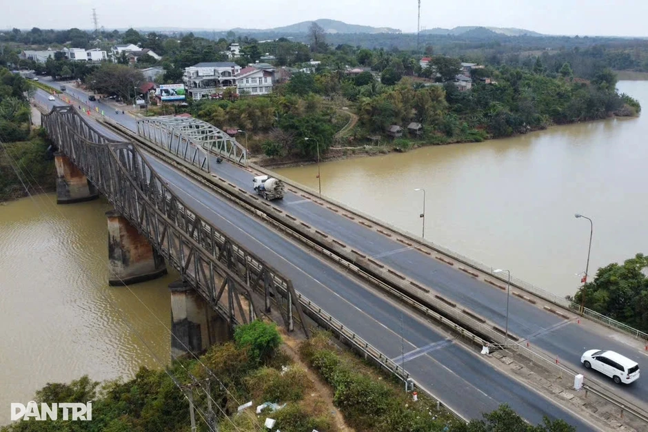 Thanh niên nhảy cầu được người dân ứng cứu rồi... rủ ăn sáng, uống cà phê Thanh niên nhảy cầu được người dân ứng cứu rồi... rủ ăn sáng, uống cà phê