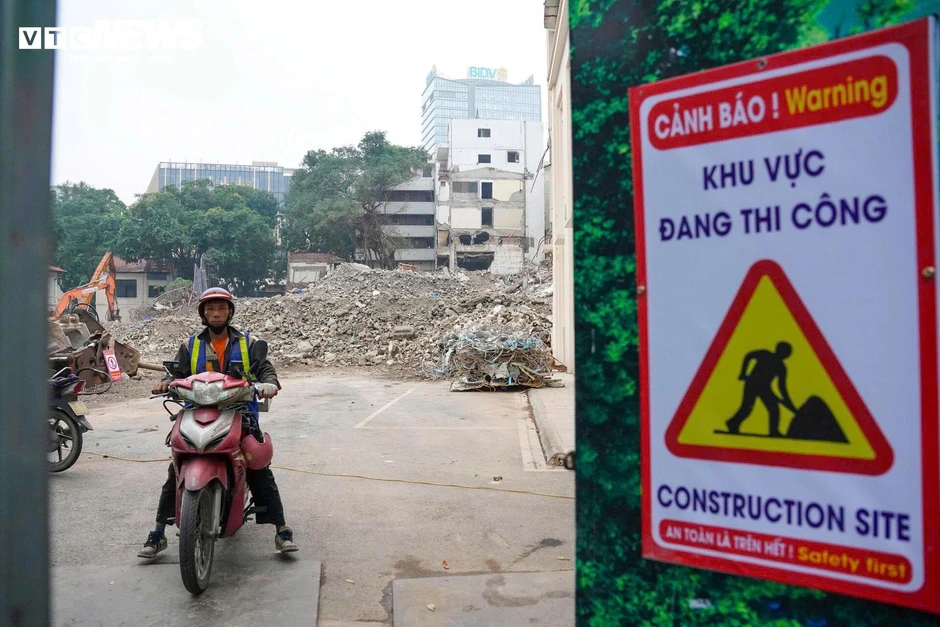 Tháo dỡ khách sạn 10 tầng ở 'đất vàng' ven hồ Gươm Tháo dỡ khách sạn 10 tầng ở 'đất vàng' ven hồ Gươm