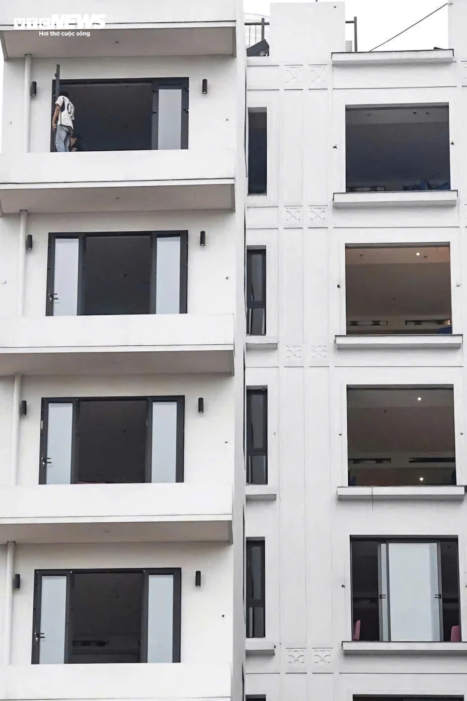 Tháo dỡ khách sạn 10 tầng ở 'đất vàng' ven hồ Gươm Tháo dỡ khách sạn 10 tầng ở 'đất vàng' ven hồ Gươm