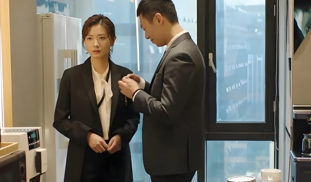 Tháp tùng sếp đi tiếp khách, tôi phải đưa anh về vì quá say, sáng hôm sau cùng đi làm khiến cả công ty xì xào tôi "mồi chài" sếp.