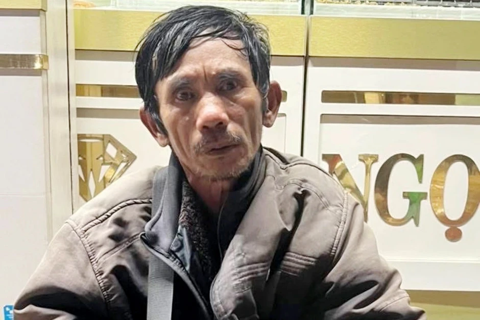Thất thần trước tiệm vàng vì mất tiền, người bán vé số nhận món quà lớn Thất thần trước tiệm vàng vì mất tiền, người bán vé số nhận món quà lớn