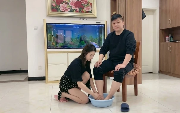 Thấy chị gái quỳ rửa chân cho chồng, tôi tức giận nghĩ anh rể biến vợ thành nô tì, nhưng chị lại nói một câu khiến tôi sững sờ Thấy chị gái quỳ rửa chân cho chồng, tôi tức giận nghĩ anh rể biến vợ thành nô tì, nhưng chị lại nói một câu khiến tôi sững sờ