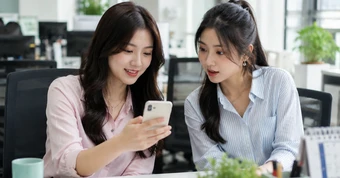 Thấy đồng nghiệp khoe có bạn trai giàu, cô gái vừa nhìn ảnh thì run người