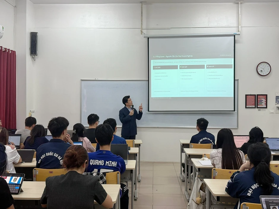 Thầy giáo diện vest bảnh bao đứng trên giảng đường, hoá ra là Tổng tài nghìn tỷ nhà bầu Hiển Thầy giáo diện vest bảnh bao đứng trên giảng đường, hoá ra là Tổng tài nghìn tỷ nhà bầu Hiển