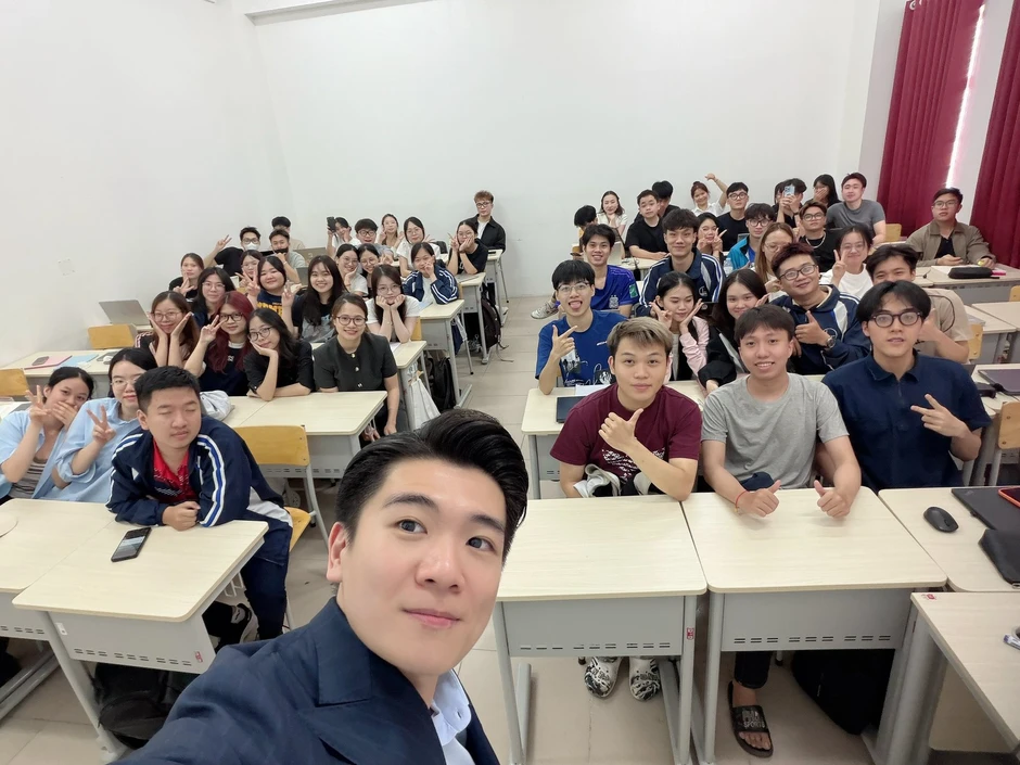 Thầy giáo diện vest bảnh bao đứng trên giảng đường, hoá ra là Tổng tài nghìn tỷ nhà bầu Hiển Thầy giáo diện vest bảnh bao đứng trên giảng đường, hoá ra là Tổng tài nghìn tỷ nhà bầu Hiển