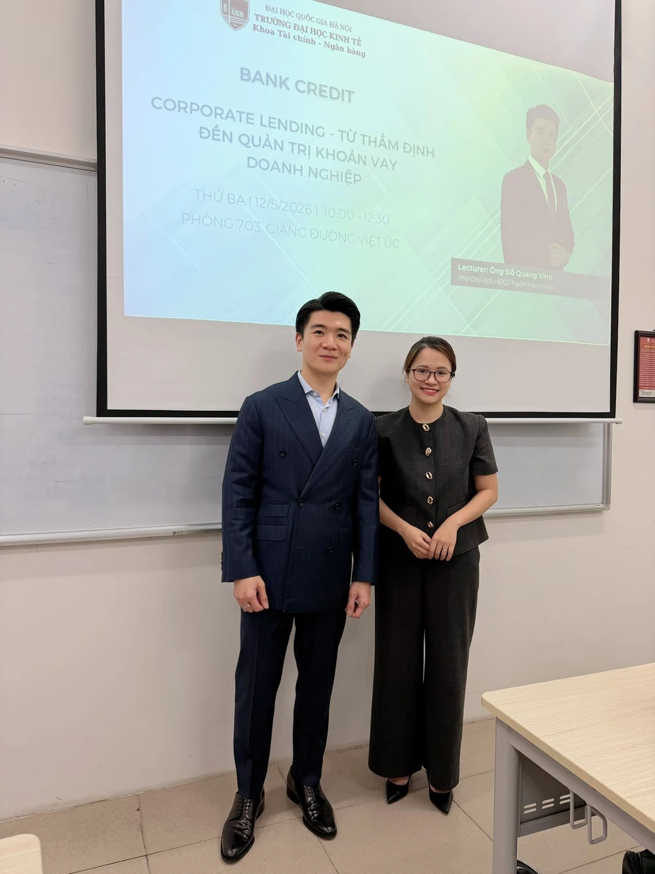 Thầy giáo diện vest bảnh bao đứng trên giảng đường, hoá ra là Tổng tài nghìn tỷ nhà bầu Hiển Thầy giáo diện vest bảnh bao đứng trên giảng đường, hoá ra là Tổng tài nghìn tỷ nhà bầu Hiển
