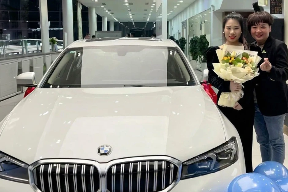 Thấy nhân viên ngày ngày đội mưa gió đi làm, sếp nữ tặng mỗi người một chiếc BMW
