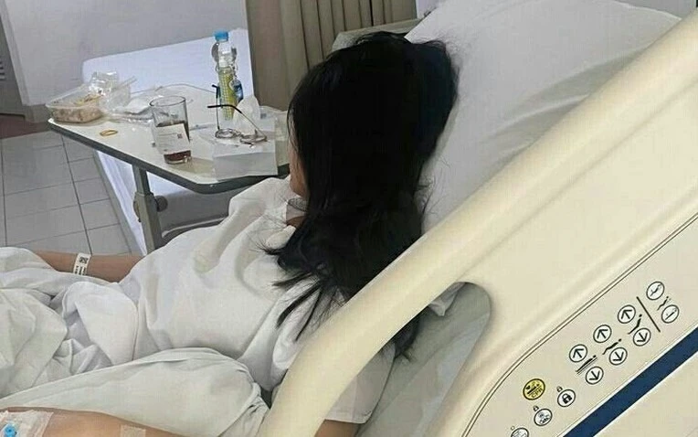 Thấy vợ cũ nằm viện, tôi dúi vào tay cô ấy 20 triệu, không ngờ bị nói 1 câu chát chúa làm tôi "ê mặt" Thấy vợ cũ nằm viện, tôi dúi vào tay cô ấy 20 triệu, không ngờ bị nói 1 câu chát chúa làm tôi "ê mặt"