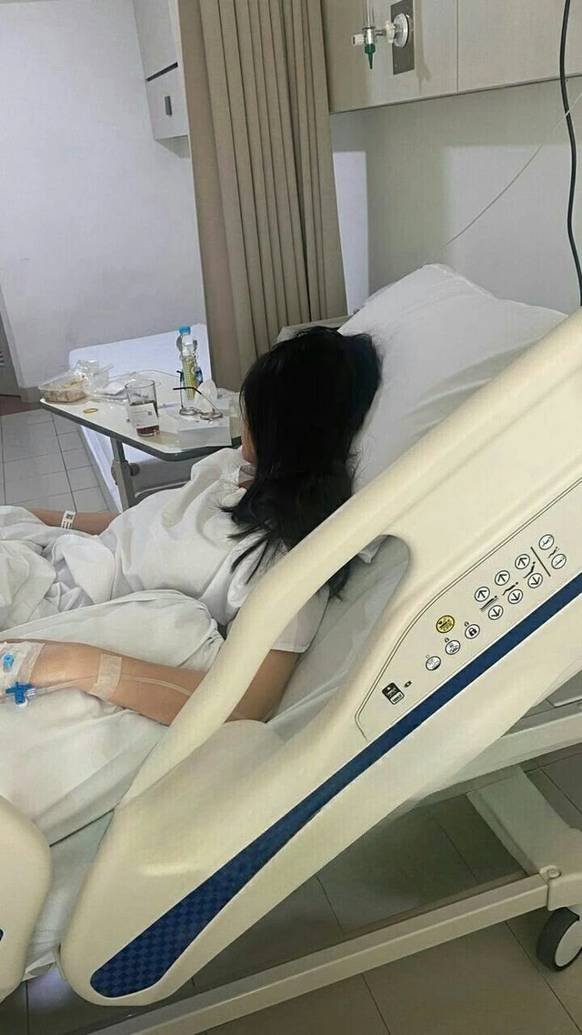 Thấy vợ cũ nằm viện, tôi dúi vào tay cô ấy 20 triệu, không ngờ bị nói 1 câu chát chúa làm tôi "ê mặt" Thấy vợ cũ nằm viện, tôi dúi vào tay cô ấy 20 triệu, không ngờ bị nói 1 câu chát chúa làm tôi "ê mặt"