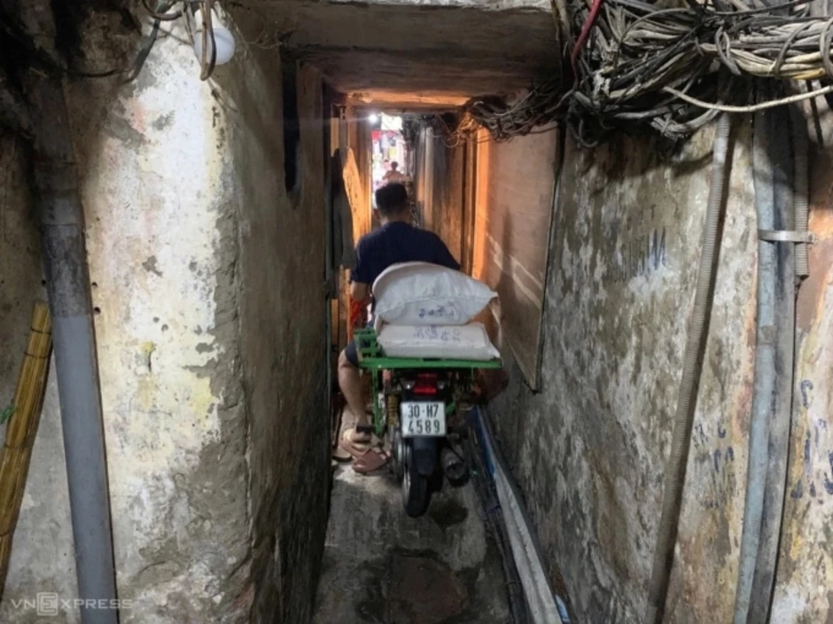 Thế 'mắc kẹt' của người dân phố cổ khi đổi xe điện Thế 'mắc kẹt' của người dân phố cổ khi đổi xe điện