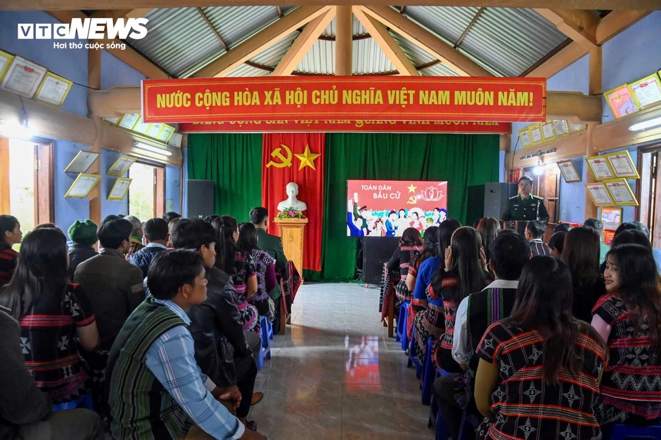 Theo chân bộ đội biên phòng tuyên truyền cho ngày bầu cử ở rẻo cao A Lưới Theo chân bộ đội biên phòng tuyên truyền cho ngày bầu cử ở rẻo cao A Lưới