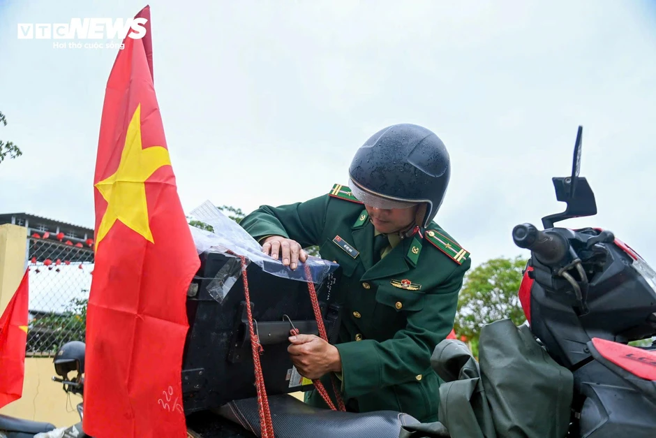Theo chân bộ đội biên phòng tuyên truyền cho ngày bầu cử ở rẻo cao A Lưới Theo chân bộ đội biên phòng tuyên truyền cho ngày bầu cử ở rẻo cao A Lưới