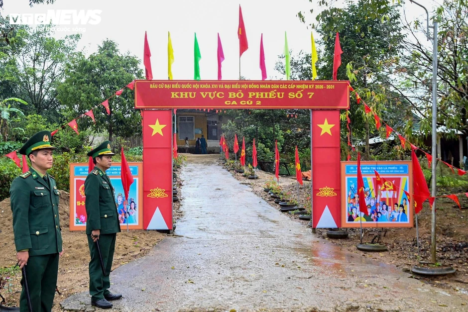 Theo chân bộ đội biên phòng tuyên truyền cho ngày bầu cử ở rẻo cao A Lưới Theo chân bộ đội biên phòng tuyên truyền cho ngày bầu cử ở rẻo cao A Lưới