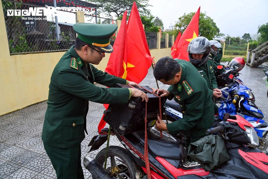 Theo chân bộ đội biên phòng tuyên truyền cho ngày bầu cử ở rẻo cao A Lưới Theo chân bộ đội biên phòng tuyên truyền cho ngày bầu cử ở rẻo cao A Lưới