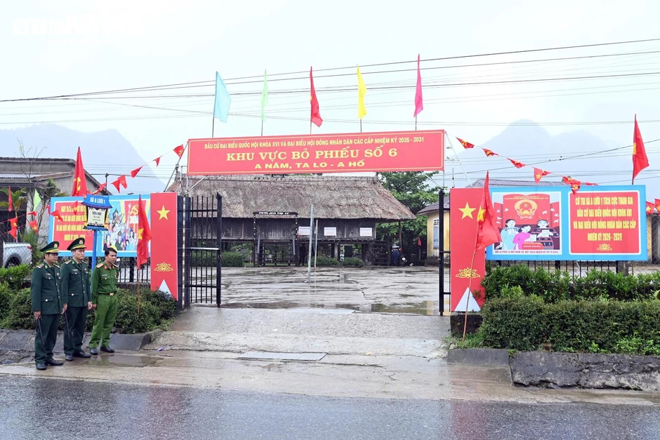 Theo chân bộ đội biên phòng tuyên truyền cho ngày bầu cử ở rẻo cao A Lưới Theo chân bộ đội biên phòng tuyên truyền cho ngày bầu cử ở rẻo cao A Lưới