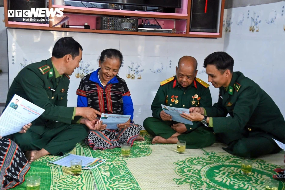Theo chân bộ đội biên phòng tuyên truyền cho ngày bầu cử ở rẻo cao A Lưới Theo chân bộ đội biên phòng tuyên truyền cho ngày bầu cử ở rẻo cao A Lưới