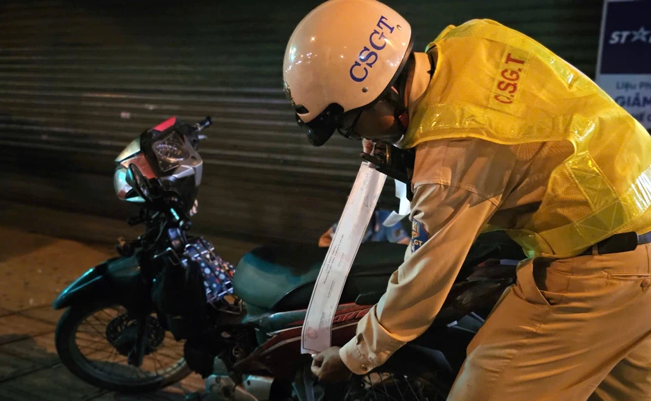 Theo chân CSGT TP.HCM tuần tra xuyên đêm: Nhiều người say quên cả đường về Theo chân CSGT TP.HCM tuần tra xuyên đêm: Nhiều người say quên cả đường về