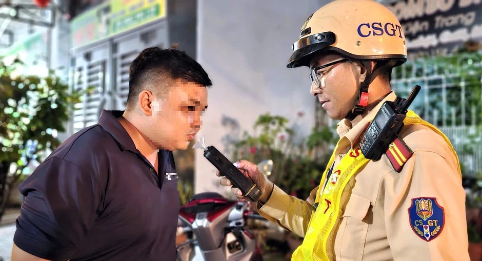 Theo chân CSGT TP.HCM tuần tra xuyên đêm: Nhiều người say quên cả đường về Theo chân CSGT TP.HCM tuần tra xuyên đêm: Nhiều người say quên cả đường về
