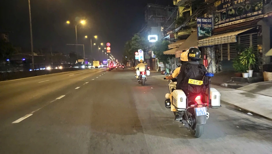 Theo chân CSGT TP.HCM tuần tra xuyên đêm: Nhiều người say quên cả đường về Theo chân CSGT TP.HCM tuần tra xuyên đêm: Nhiều người say quên cả đường về