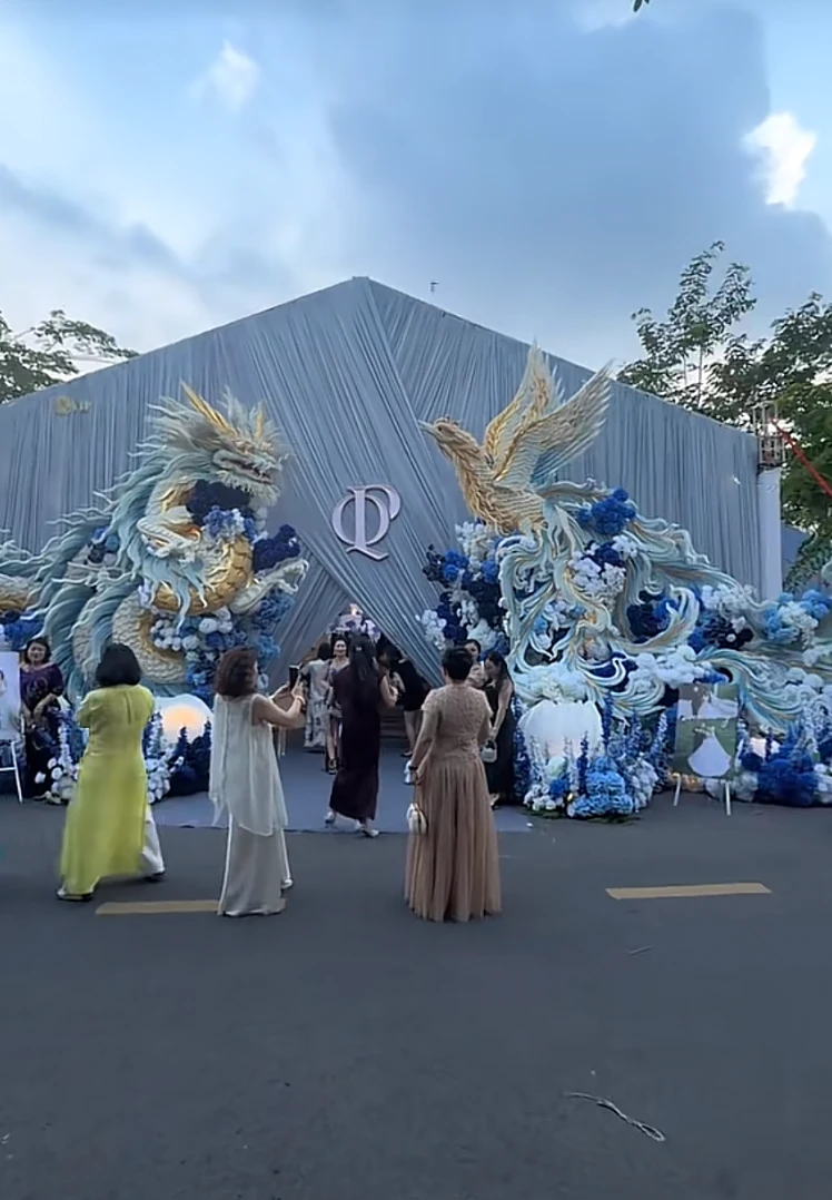 Thiếu gia tiệm vàng miền Tây cưới vợ: Chi vài trăm triệu dựng cổng cưới long - phụng dài 50m, bà con thi nhau đến check-in Thiếu gia tiệm vàng miền Tây cưới vợ: Chi vài trăm triệu dựng cổng cưới long - phụng dài 50m, bà con thi nhau đến check-in